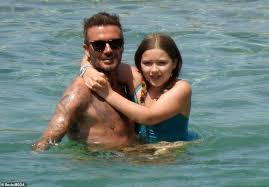 Ringthi.filcip.nl jeux de fille gratuit, pour filles. Torse Nu David Beckham Adore Sa Fille Harper 9 Ans En Grece Fr24 News France