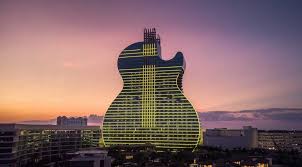 El edificio derrumbado en la avenida collins, en miami (foto: Abrio Sus Puertas El Hotel Con Forma De Guitarra Ultravioleta
