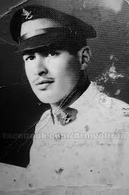 صورة نادرة للفريق الأول الركن سلطان هاشم أحمد , عندما كان طالباً في الكلية  العسكرية عام 1964م .