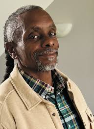 Che Snelling was a three -sport athlete at Rogers H.S. He demonstrated his  athletic skill set as a quarterback and showed his talents the hardwood as  well. Che still owns the school's