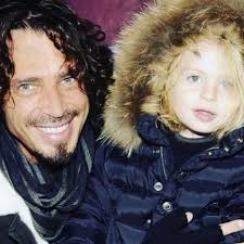 Chris al cuadrado 😁 ¡Padre e hijo! Tienen mucho en común y se reflejan el  uno al otro. Me alegra ver que Chris sigue creciendo, estudia y es un buen  chico, siguiendo