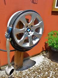 Recyclage Creatif Des Jantes Auto Voici 20 Idees Con Imagenes Almacenamiento De Manguera Herramientas De Jardin Diy Jardin