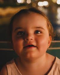 Unsere kleine Kämpferin Elisa Die letzten Tage waren voller Höhen und  Tiefen, aber heute möchten wir mit euch die kleinen Lichtblicke teilen, die  uns so viel Kraft geben. Elisa schläft endlich wieder