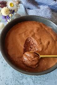 Mousse Au Chocolat De Pierre Herme Une Recette De Chef Facile En 2020 Mousse Au Chocolat Facile Recette Mousse Au Chocolat Idee Recette Dessert
