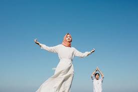 Layaknya sebuah foto, prewedding pun juga mempunyai etika dan batasan tertentu. 10 Inspirasi Foto Prewedding Hijab Terbaik Tren 2021