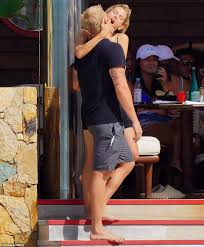 Sell your videos or launch a cam show. Cody Simpson Packs On The Pda With His New Bikini Blonde Bombshell Girlfriend Aktuelle Boulevard Nachrichten Und Fotogalerien Zu Stars Sternchen