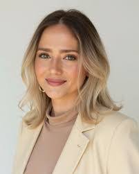 Madeline Cook's Instagram, Twitter & Facebook