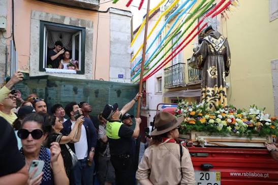 ⛪️ A Prociss&atilde;o de Santo Ant&oacute;nio j&aacute; est&aacute; a decorrer, em celebra&ccedil;&atilde;o do santo  do povo de Lisboa. 📸 Veja o registo fotogr&aacute;fico desta tarde  #FreguesiaSantoAntonioLisboa #PorSiTodosOsDias