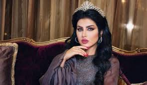 وأكدت حليمة بولند أن مصدر ثروتها، من فضل رب العالمين في الدرجة الأولى، إضافة إلى أنها تنتمي إلى عائلة بولند وهي عائلة معروفة جداً في الكويت وعند سؤالها إن كانت مريضة نفسيا، شعرت حليمة بالإحراج والارتباك ونفت الأمر بشكل نهائي، مؤكدة أنها إنسانة مؤمنة. Ø§Ù„Ø§Ø¹Ù„Ø§Ù…ÙŠØ© Ø§Ù„ÙƒÙˆÙŠØªÙŠØ© Ø­Ù„ÙŠÙ…Ø© Ø¨ÙˆÙ„Ù†Ø¯ ØªØ«ÙŠØ± Ø¬Ø¯Ù„Ø§ Ø¨Ø´Ø£Ù† Ø§Ù„Ø­Ø¬ Ù‚Ù†Ø§Ø© Ø§Ù„Ø¹Ø§Ù„Ù… Ø§Ù„Ø§Ø®Ø¨Ø§Ø±ÙŠØ©