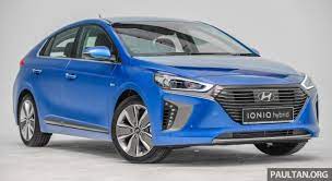 Ioniq hybrid ir aprīkots ar stūres ratam piestiprinātām pārslēgšanas lāpstiņām, kas pilda divas funkcijas. Driven Hyundai Ioniq Hybrid Review Thinking Out Of The Box