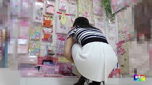 Alışveriş yapan kızların çıplak bedenlerini kontrol edelim!