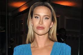 Billie Shepherd picks sides with a kiss for Sam as they close ranks amid  voicenote drama