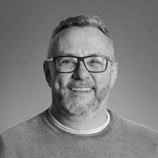 Updated my profile picture here! The last one was from 2010 so I felt like  it was time for an update😅 The rig has gotten a bit wider, a bit older, a