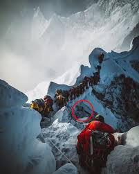 Mount everest has a way of reminding climbers that they should not be too prideful, that they should not underestimate the power of nature. Mount Everest Is Littered With Hundreds Of Bodies Of Climbers Who Died Trying To Conquer It With Corpses Lying Where They Died As It S Too Dangerous To Bring Them Down