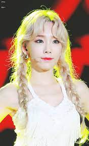 13 Female Idols Slay Blonde Curly Hair So Well Beautiful Girlzs Taeyeon Taeyeon Fashion Kpop Girls