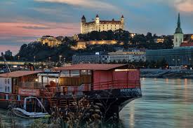 It lies in the extreme southwestern part of the country, along the danube where that river has cut a gorge in the little carpathian mountains near the meeting point of the frontiers of slovakia, austria, and hungary. Bratislava Sehenswurdigkeiten An Einem Tag Urlaubsgeschichten At