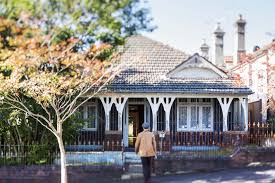 Un Renovated Double Fronted Home Sits On 400sqm Of Prestigious Inner City Land With A Wide Footprint Sense Of Space 19 Alexand Inner City Road House Styles