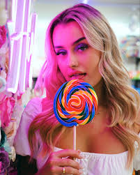 Chloé www.instagram.com/jehannedechampvallon