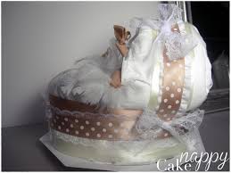 Couches fête prénatale gâteaux couches pour bébés gâteaux de naissance idée cadeau naissance corbeille bébé déco chambre orientale cadeau bébé fille gâteaux de langes drap housse bebe. Couffin De Couches Berceau Beige Blanc Girafe Nappy Cake Creations Couffin Gateau De Couches Couffins