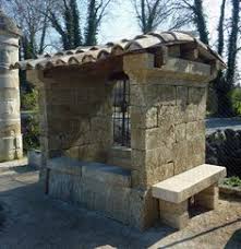 Superbe Fontaine Provencale Ancienne En Pierre Avec Toit Et Bancs Alain Bidal Materiaux Anciens Materiaux Anciens Toit Lavoir