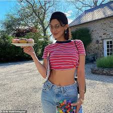 #bella hadid avatars #bella hadid #avatars #faceclaim #400x640 #avatars rpg #rpg forum #rpg ressources #rpg character #rpg. Bella Hadid Schneidet Eine Stilvolle Figur Wahrend Ein Road Trip Mit Einem Kumpel In Ihrem Vintage Gelb Mercedes Aktuelle Boulevard Nachrichten Und Fotogalerien Zu Stars Sternchen