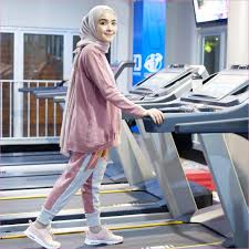 Our essential series is now available in sport mode! Outfit Baju Hijab Casual Untuk Olahraga Ala Selebgram 2018 Treadmill Hitam Sweater Jaket Pink Pakaian Olahraga Wanita Baju Olahraga Wanita Casual Hijab Outfit