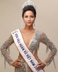 Thực ra là chỉ còn 300 nghìn thôi. 23 H Hen Nie Ideas Miss Vietnam Hen Miss Universe Swimsuit