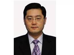 秦剛（1966年3月 － ），男，天津人，中華人民共和國職業外交官。 國際關係學院國際政治系畢業。曾任中華人民共和國外交部發言人、新聞司司長、駐英國大使館公使。 現任中華人民共和國外交部副部長。. Lvnzg2 Itynfum