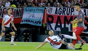 El chileno marcelo díaz fue el héroe del clásido de avellaneda archivo. Una Var Guenza O Nos Rovaron Estallan Los Memes Por El Escandaloso Arbitraje En River Independiente Diario Hoy En La Noticia