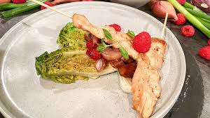 Wir In Bayern Rezept Hahnchenspiesschen Mit Himbeer Schalotten Br De In 2020 Rezepte Schalotten Himbeeren