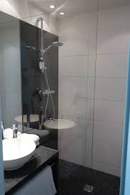 Hervorragende lage — bewertet mit 9,2/10! Kleines Bad Mit Grosser Dusche Motel One Dusseldorf Hauptbahnhof Dusseldorf Holidaycheck Nordrhein Westfalen Deutschland