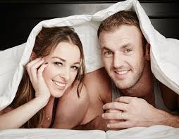 بعيدا عن الجنس لهذا يجب أن ينام الرجل عاريا جانب زوجته موقع سيدي