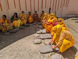 भगवान के ऋंगार और जोत जलाने के लिए सुहागिनों ने पिरोया तिल का तेल, बदरीनाथ  के लिए रवाना हुई गाड़ू घड़ा कलश यात्रा – Devbhoomi Dialogue