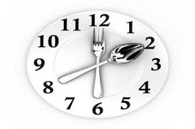 Reloj de pared para cocina o negocio, está cubierto en su perímetro por tenedores y cucharas de plástico cromado. Como Elegir El Reloj De Pared Para La Cocina