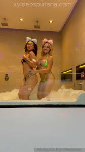 Morena Bbsants e loira Marilia peituda se esfregando na banheira - Xvideos  Putaria