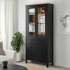 Hemnes Vitrine Mit 3 Schubladen Schwarzbraun Hellbraun Ikea Osterreich In 2020 Glass Cabinet Doors Hemnes Ikea Hemnes Cabinet