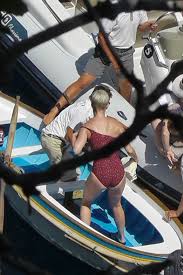Katy perry a capri con la figlia daisie dove bloom su un caratteristico carrello elettrico che viene utilizzato per il trasporto dei bagagli. Katy Perry In Swimsuit At A Yacht In Capri 07 09 2017 Hawtcelebs