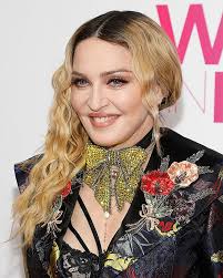 古イタリア語 ma donna（「我が淑女」の意）。短縮形は mona（「モナ・リザ#モデルと作品名」参照）。 聖母マリア. ãƒžãƒ‰ãƒ³ãƒŠ 12æ­³ã®æ¯å­ãŒ ãƒ›ãƒªãƒ‡ã‚¤ ã‚'æ­Œã†å§¿ã‚'æŠ•ç¨¿ Daily News Billboard Japan