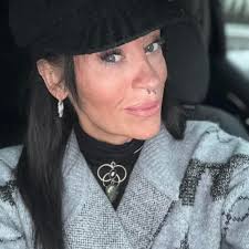 Now Streaming! ➡️ Another episode of Ask Mayim Anything!!! Visit the link  in our bio for the full episode! #mayimbialik #bialikbreakdown #change