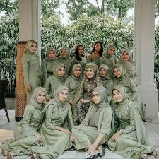 Baju warna biru dongker penggunaan warna ini cocok jika dikenakan dalam acara yang lebih resmi seperti kondangan maupun pesta lainnya 40 warna jilbab yang cocok untuk baju warna ungu. 10 Ide Seragam Bridesmaid Dengan Warna Hijau Kompak Tampil Fresh