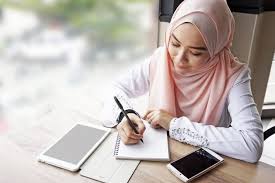 Seorang anggota askar wataniah yang ditemui dalam keadaan tergantung di sebuah garaj kenderaan di pusat latihan askar wataniah (puswatan) di sini, pagi tadi dipercayai berhadapan masalah kewangan. 7 Cara Surirumah Boleh Selamatkan Kewangan Keluarga Tanpa Slip Gaji Majalah Labur