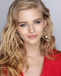 Александра бортич рассказала о таксисте, который высадил ее с ребенком в дождь. Sasha Bortich Home Facebook