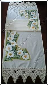 Caminho De Mesa De Tecido Com Barrado De Croche Caminho De Mesa Pintada A Mao E Barrado Em Croche Passo A Passo Da Pintura Pintura Em Tecido Panos De Cozinha De Croche Barrados De Croche