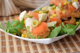 Questa semplice insalata rigata è perfetta per qualsiasi pasto, in qualsiasi momento dell'anno. Insalata Estiva Con Crostini Le Ricette Di Francesca