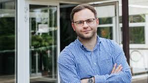 A miniszterelnökség parlamenti és stratégiai ügyekért felelős államtitkára, a mathias corvinus. Orban Balazs Nem Szandekozunk Eladni A Mol Es A Richter Pakettbol Semmit Portfolio Hu