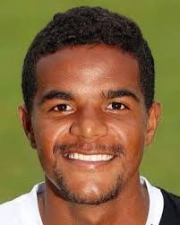 É AGUARDADO ESTA SEMANA, O NOVO REFORÇO DO PETRO DE LUANDA Carlos Moura é  brasileiro de nacionalidade, tem 25 anos de idade e joga como médio  ofensivo. Na última temporada esteve ao