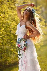 La moda anni '70 pone al centro il gusto personale e libera scelta estetica, sia degli uomini che delle donne: Abiti Da Sposa Hippie