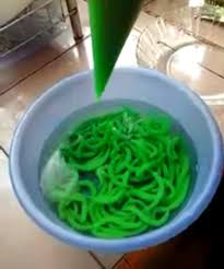 Rebus adonan cendol ubi ungu sambil diaduk hingga mengental. Hanya Guna Sukatan Cawan Untuk Buat Cendol Ni Mudah Aje Buat Minum Petang Keluarga