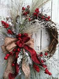 Couronne De Noel Country Couronne Hiver Rouge Et Blanc Couronne Pays Pour Porte Cette Couronne Christmas Wreaths Christmas Door Decorations Holiday Wreaths