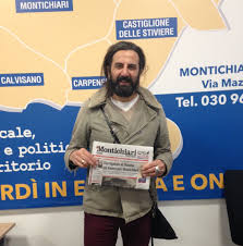 Il sito web ufficiale di omar pedrini, il rocker, cantautore e presentatore italiano ex chitarrista, paroliere e cantante dei omar pedrini oltre ad essere il chitarrista e leader è autore dei testi e delle musiche. Omar Pedrini Si Racconta L Intervista Su Gardaweek Prima Brescia